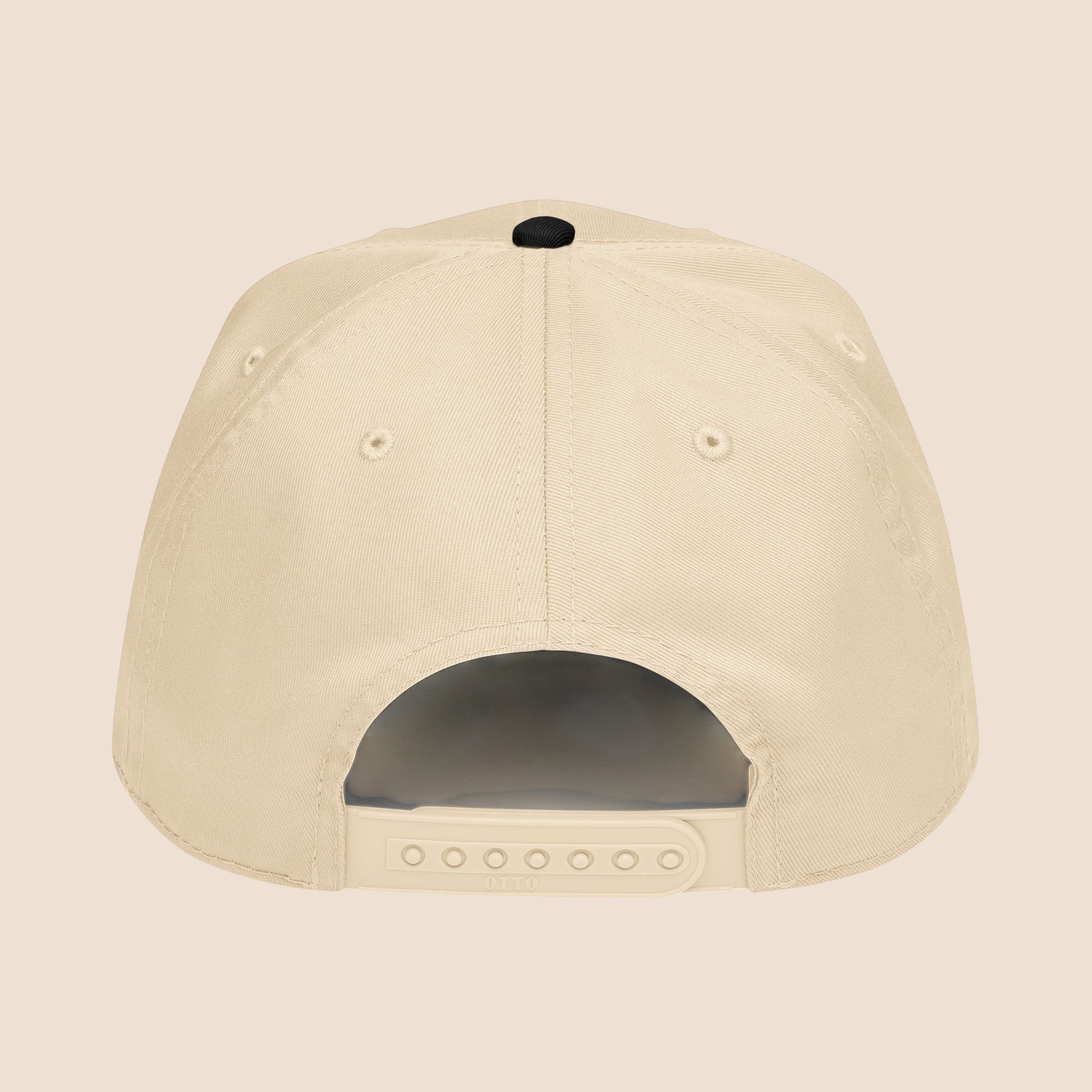PUNJAB BOLDA beige 5 panel cap with adjustable snap closure and curved visor. Made of polyester and cotton.